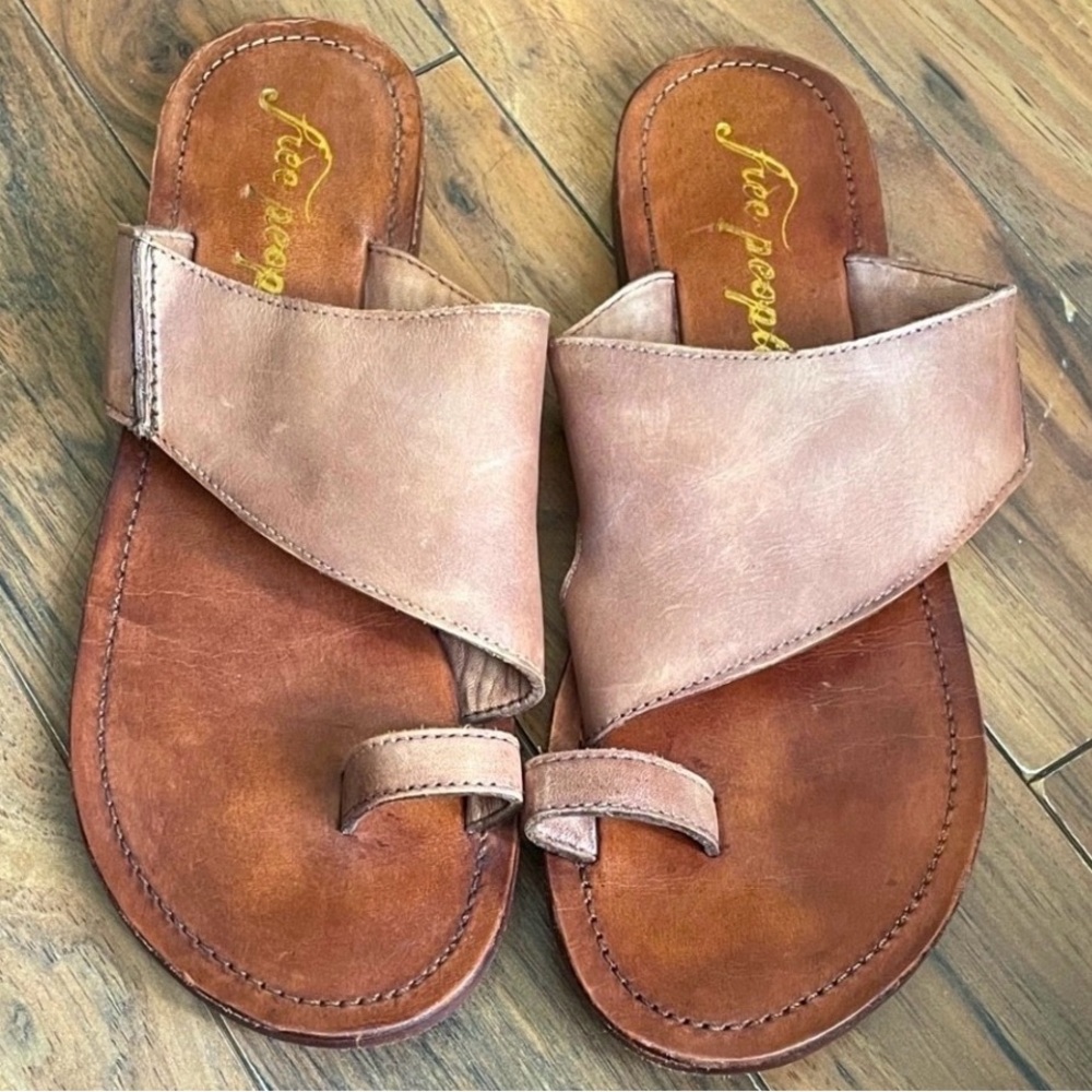 Free People Neutral Tone Leather Toe Loop Flat Sandals Boho Indie -38.5 (US 8)